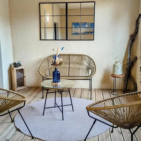 70m2 Avec Loggia, Piscine A Debordement Vue