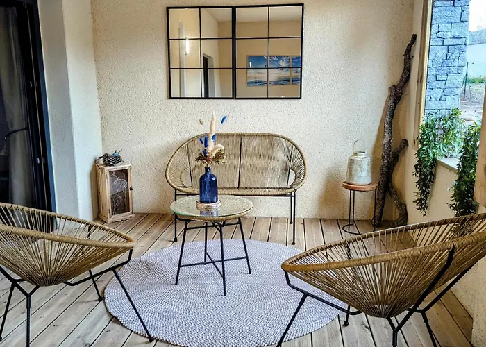 70m2 Avec Loggia, Piscine A Debordement Vue