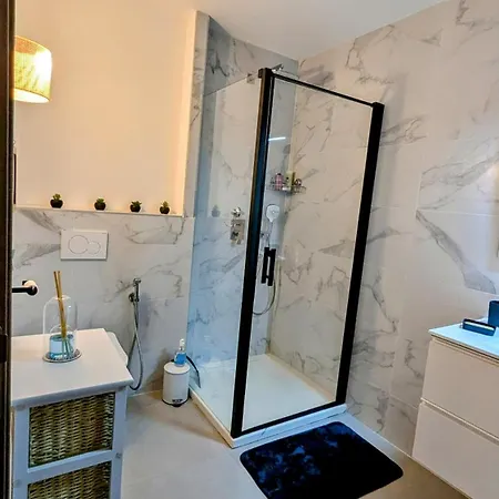 70m2 Avec Loggia, Piscine à Débordement Vue