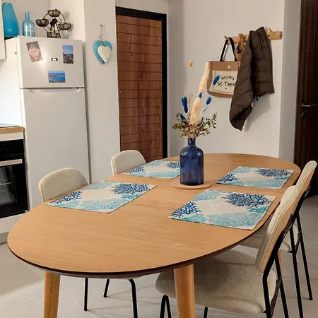 70m2 Avec Loggia, Piscine à Débordement Vue
